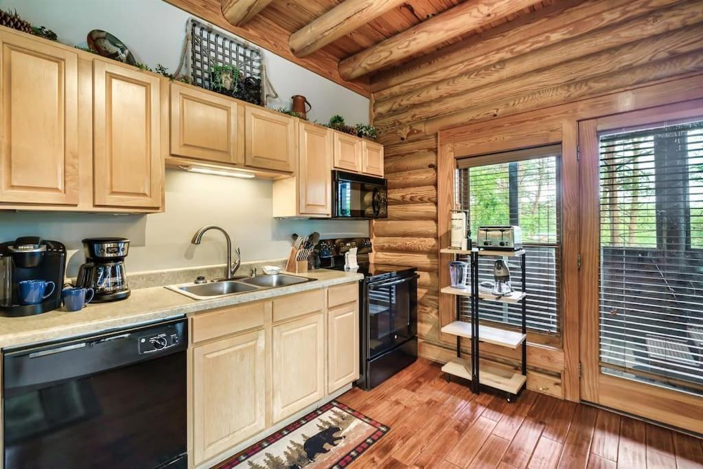 2 Miles From Dollywood Family Resort With Seasonal Outdoor Swimming Pool, Year Around Heated Indoor Swimming Pool, Townhome Style Cabin, Private Hot Tub, Arcade, Tv, Wifi, Kitchen With Refrigerator, Washer And Dryer Pigeon Forge Εξωτερικό φωτογραφία